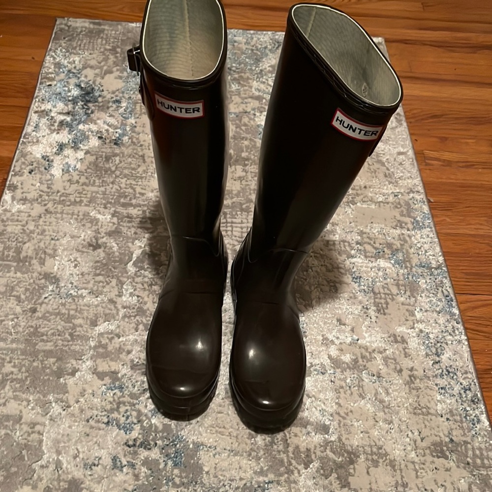 Dark brown, tall Hunter rain boots 🤎